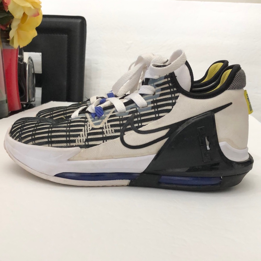 NIKE LEBRON WITNESS 6 BASKETBALL SNEAKERS MENS- BOYS SIZE 7Y